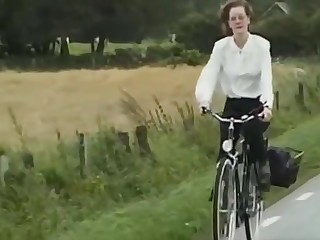 Смазливая велосипедистка нашла приключений на свою попку