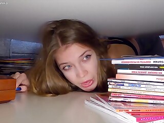 Искала нарды и застряла под кроватью, похоже секс неизбежен!