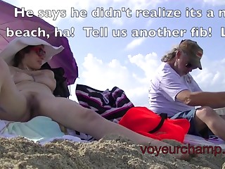 Бесстыжая тетка на пляже широко раздвигает ноги перед отдыхающими