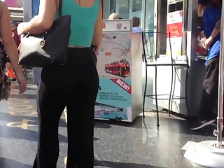 Попа мимо проходящей женщины очень понравилась молодому вуайеристу